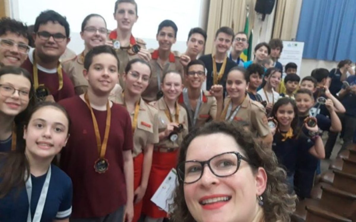 Professora Wendy Carraro e os estudantes medalhistas - Foto: divulgação