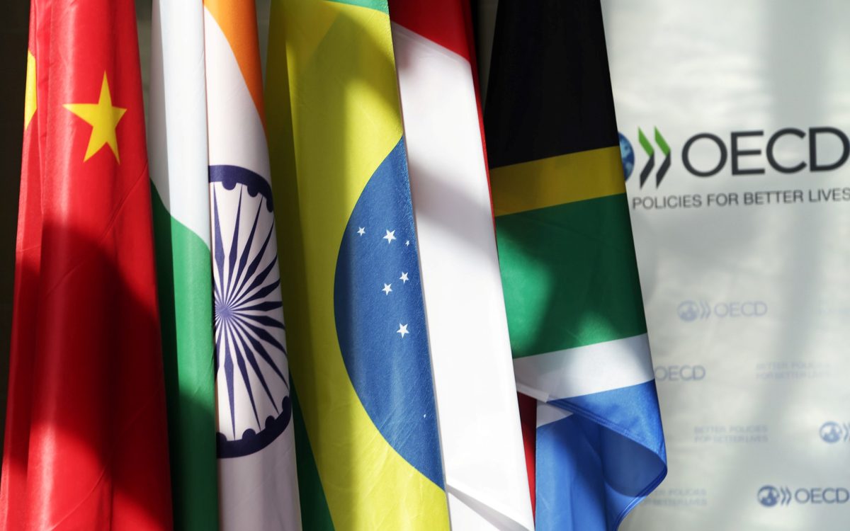 Foto: Bandeiras do Brasil, Indonésia, da Índia, da África do Sul, e da China - Herv Cortinat / OECD