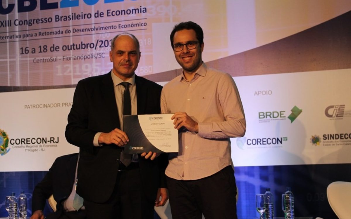 Foto: Tomás Amaral Torezani, um dos contemplados com o Prêmio Corecon-RS 2019, recebendo o XXV Prêmio Brasil de Economia em outubro de 2019 – Divulgação/Corecon-RS