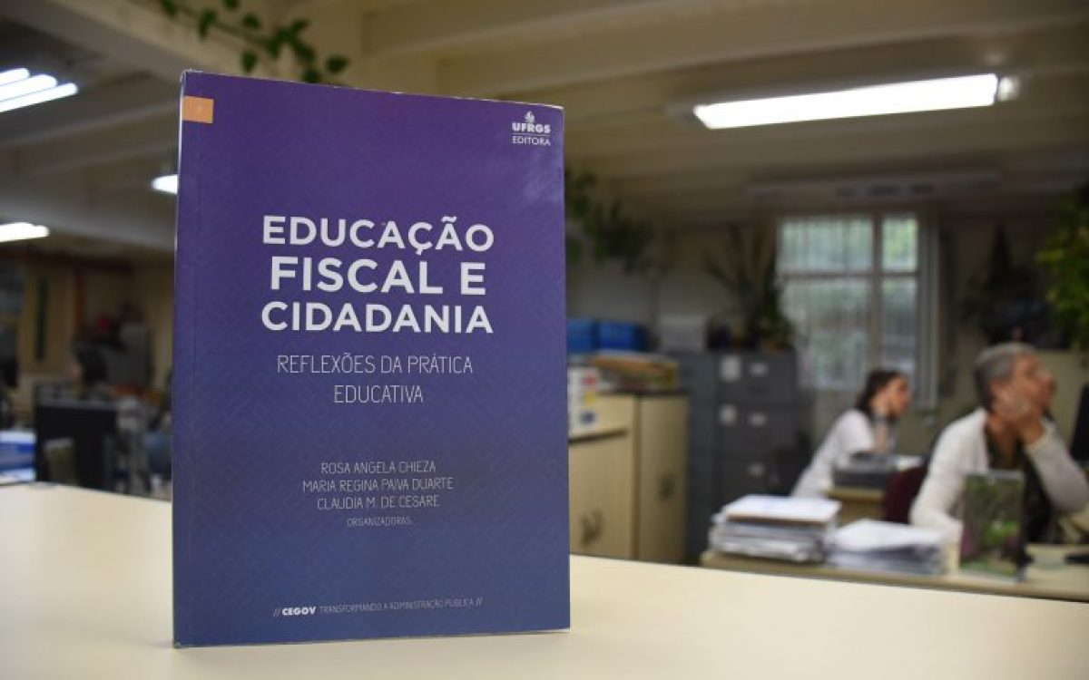 Livro organizado por professora da FCE recebe menção honrosa em premiação a editoras universitárias