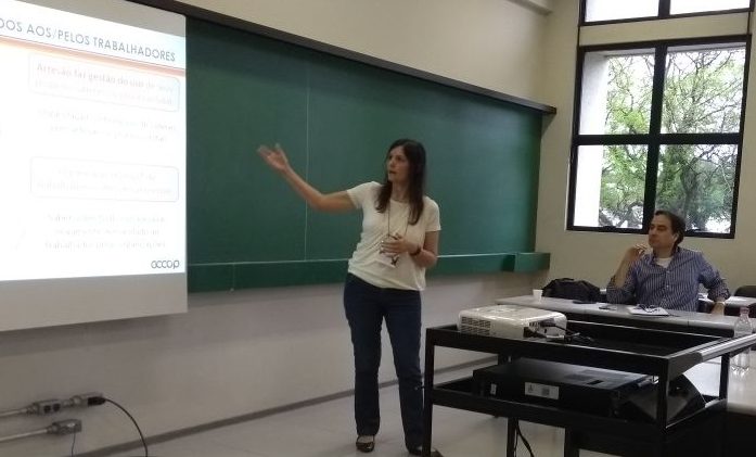 Cássia Lopes da Silva apresenta o trabalho "Comunicação como competência do trabalhador no modelo flexível” 
