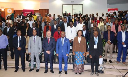 Coordenador do GCOOP profere conferência na Universidade Eduardo Mondlane, em Maputo