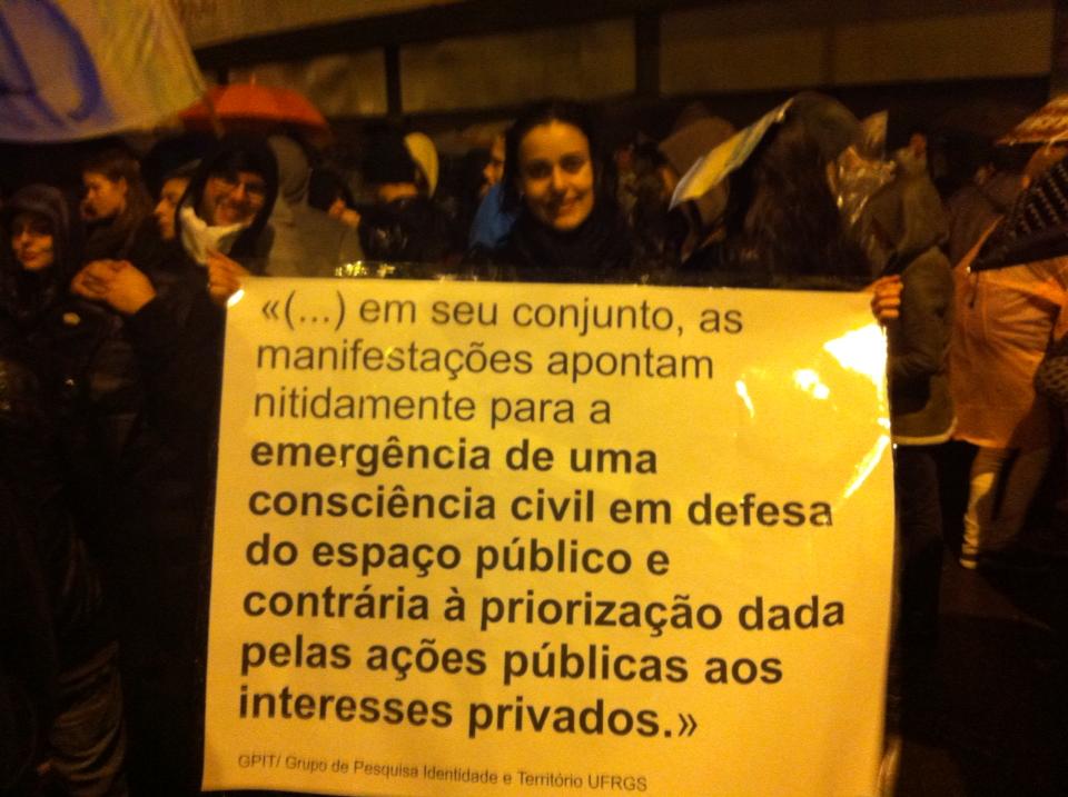 Tamáris com cartaz no protesto