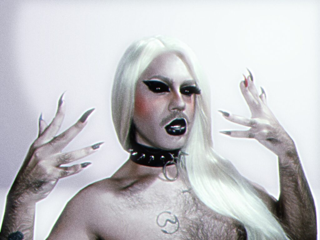 Mia The Witch Drag feminista