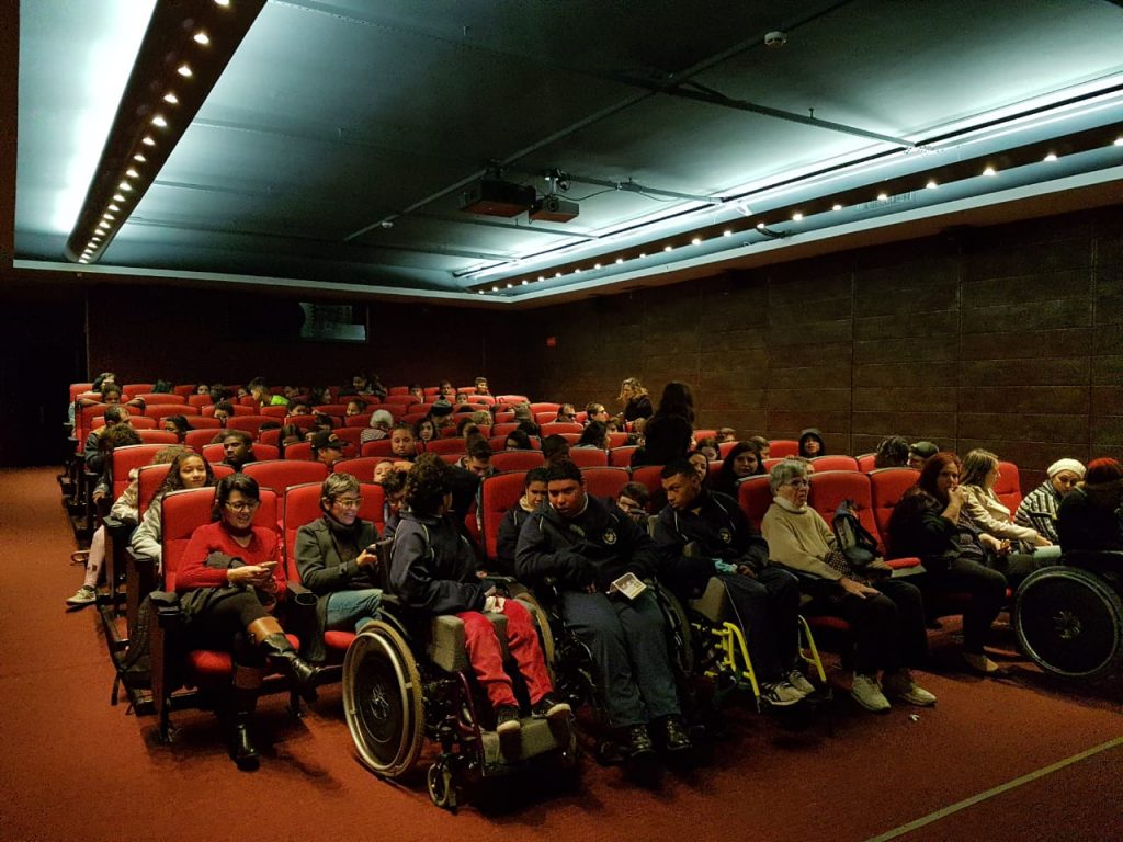 As quatro sessões de cinema com acessibilidade, que integraram a XXI Semana Municipal da Pessoa com Deficiência, oferecidas pelo Cine Santander Cultural reuniram 281 espectadores. Foto: João Pedro Teixeira