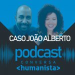 Imagem tem o texto "Caso João Alberto" centralizado. Embaixo, está escrito "Podcast Conversa Humanista". Em cima, o jornalista Deivison Campos, que é negro e calvo. Ao seu lado direito, está a psicóloga Roberta Gomes, que é negra e tem cabelo escuro.