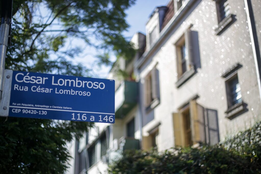 Placa da rua César Lombroso, Porto Alegre. Foto: Isabelle Rieger/HUmanista