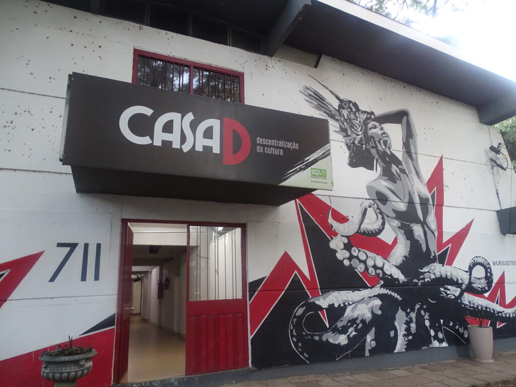 Fachada da Casa D, localizada na Rua Santa Terezinha 711| Foto: Eduarda Portanova