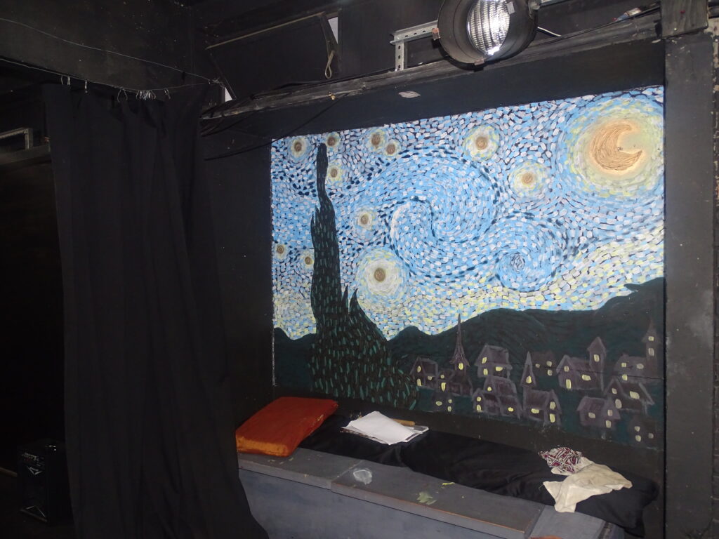 Espaço cenográfico pintado a mão pelos artistas. | Foto: Eduarda Portanova
