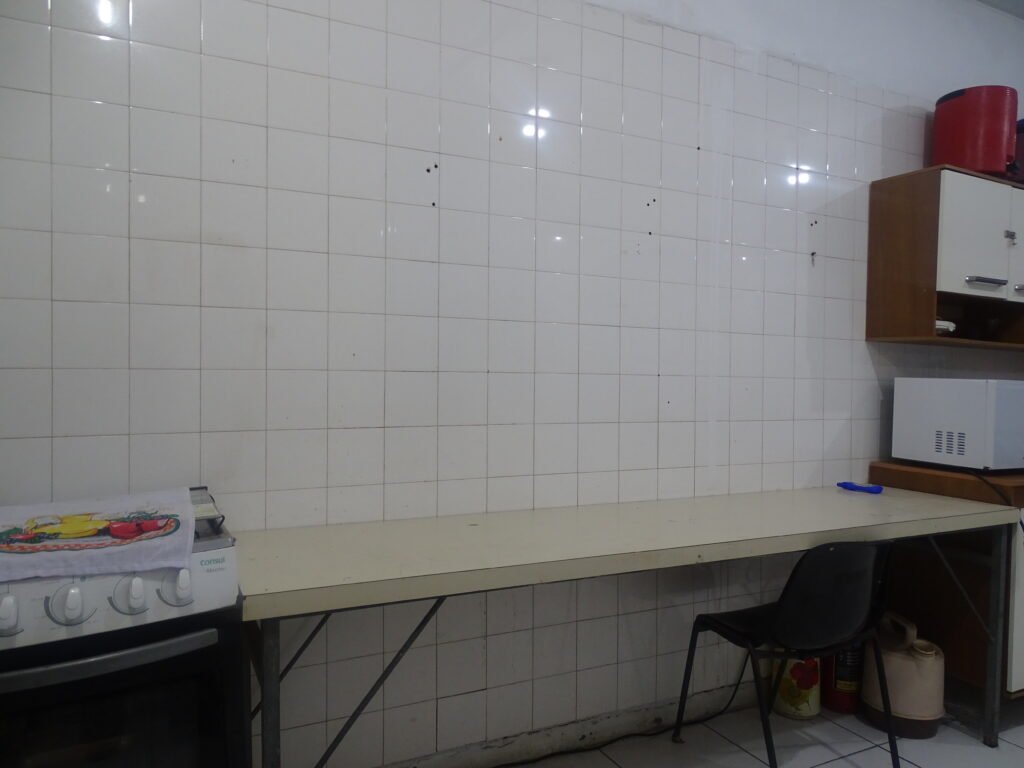 Na cozinha, a mesa serve de camarim para os artistas. | Foto: Eduarda Portanova