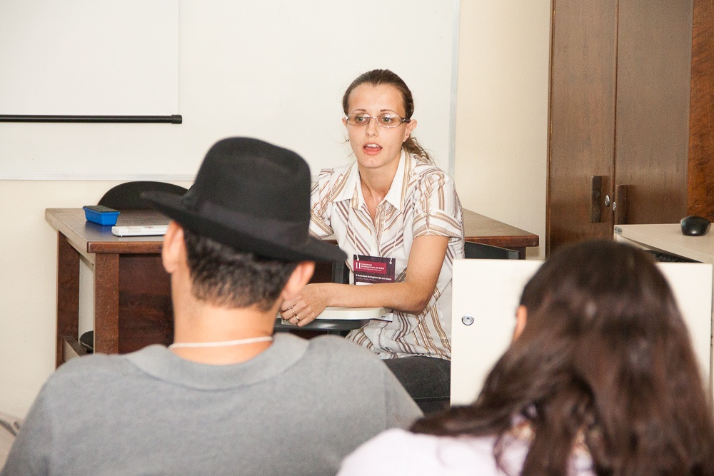 Jonara Eckhardt apresenta seu estudo "Ambientes, dissensos e fricções docentes nas artes visuais: Vivendo e experimentando na casa de Bachelard".
