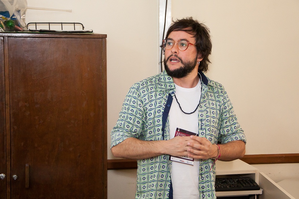 Lisandro Moura apresenta sua reflexão "O imaginário nas narrativas visuais do cotidiano: contribuições para a retomada de uma educação reencantada".