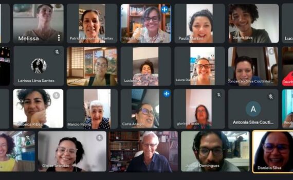 Captura de tela com as imagens de 26 pessoas que participaram na solenidade virtual de defesa. A maioria delas sorri
