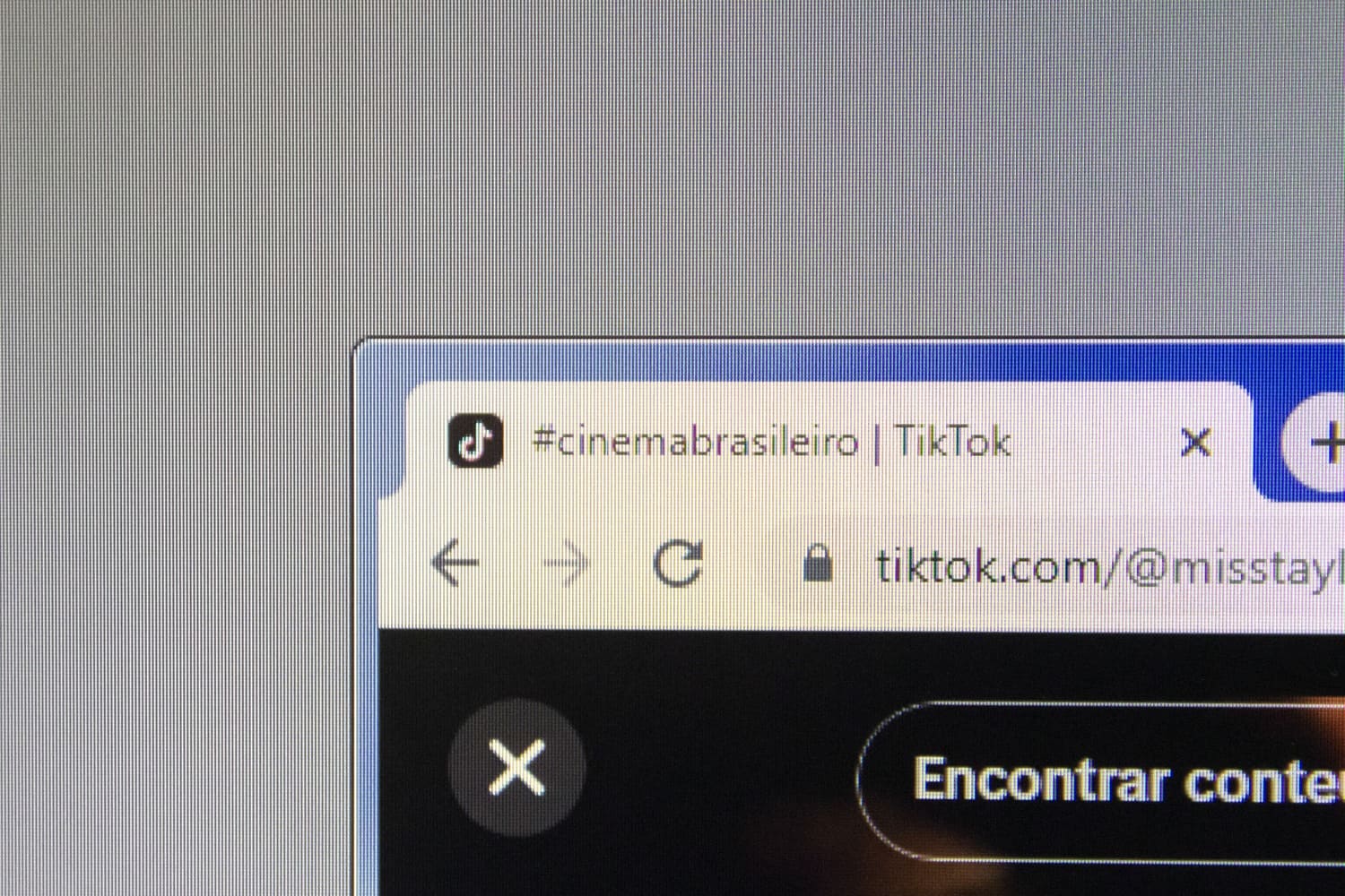 A hashtag #cinemabrasileiro aparece em destaque, junto ao ícone da rede social 'Tiktok', indicando que ela está aberta na aba do computador.