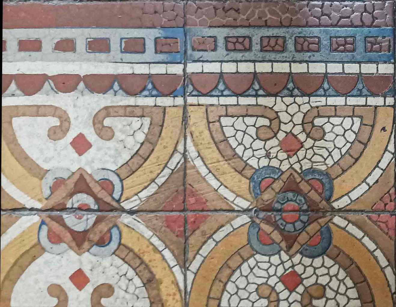 Ladrilho com danos consequentes do tempo é mostrado, trazendo diferentes cores e desenhos.