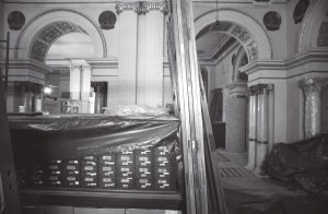 Foto em preto e branco da Biblioteca Pública do RS, fechada em 2010 para restauro.