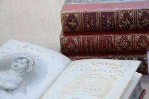 Livros clássicos mantêm seu legado na literatura contemporânea ao abordar temas universais