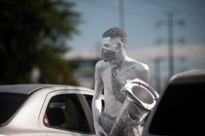 Malabarista de rua, usando máscara durante a Pandemia de 2020, ilustrando imagens da pandemia que vêm à tona nos sonhos