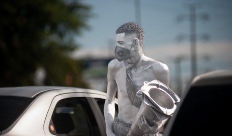 Malabarista de rua, usando máscara durante a Pandemia de 2020, ilustrando imagens da pandemia que vêm à tona nos sonhos