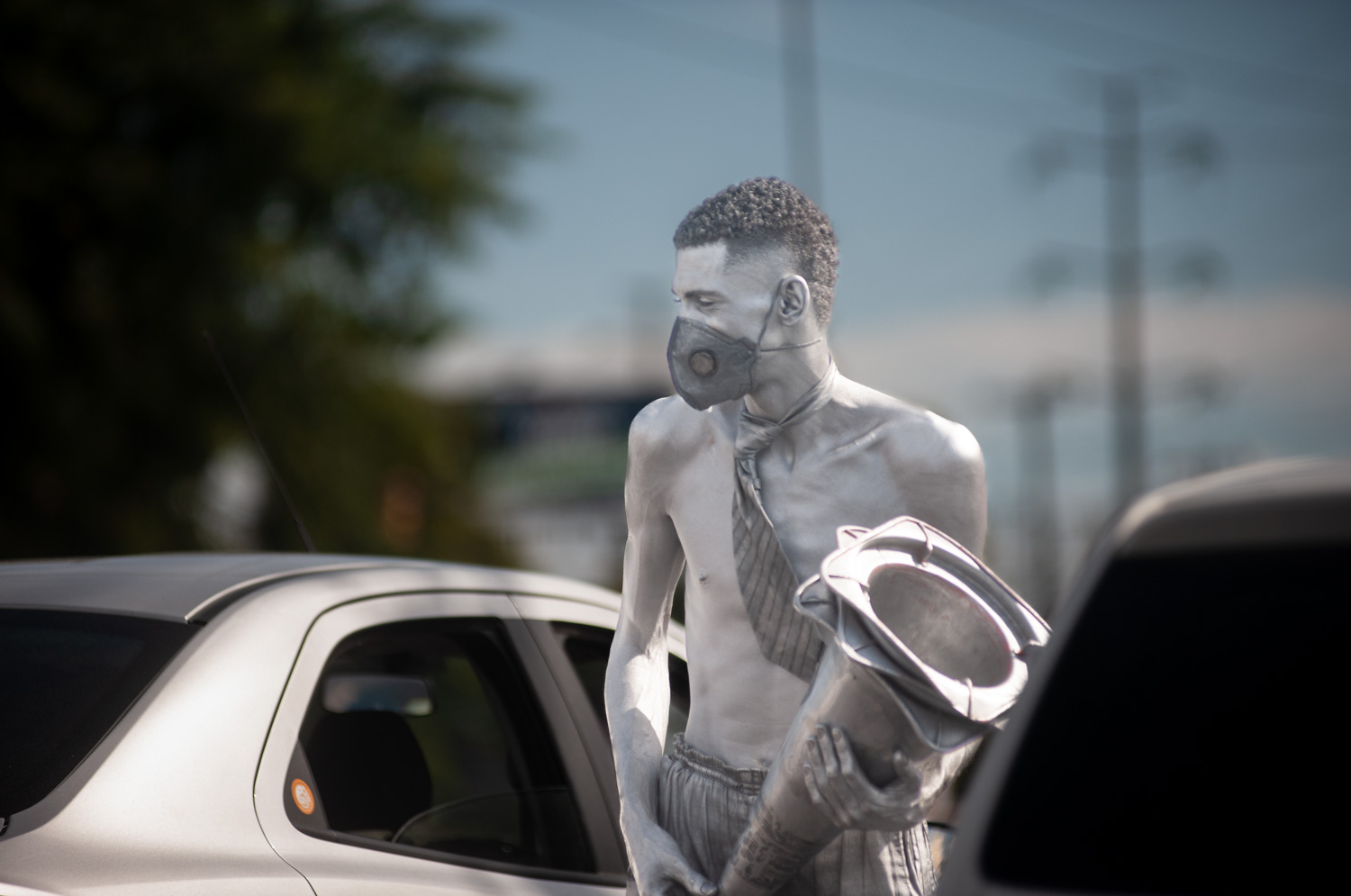 Malabarista de rua, usando máscara durante a Pandemia de 2020, ilustrando imagens da pandemia que vêm à tona nos sonhos
