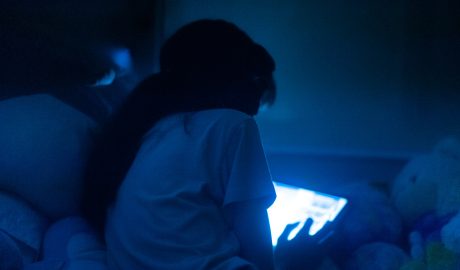 Adolescentes com dificuldades para dormir podem ter o que a pesquisadora Nina Nayra Martins chama de jet lag social causado, entre outras coisas, pela contato excessivo com telas de computadores, telefones celulares ou ipads.