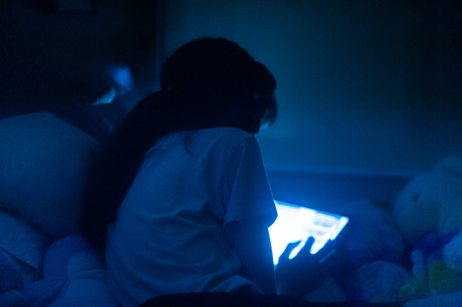 Adolescentes com dificuldades para dormir podem ter o que a pesquisadora Nina Nayra Martins chama de jet lag social causado, entre outras coisas, pela contato excessivo com telas de computadores, telefones celulares ou ipads.