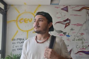Fotografia mostra morador da Casa do Estudante da UFRGS (CEU/UFRGS). O aluno é natural do estado do Amazonas e atualmente mora em Porto Alegre para estudar Biotecnologia.