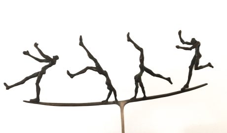 Fotografia de escultura em bronze mostrando ações humanas que indicam movimentos de sentidos ambíguos como ilustração para artigo que trata do que comunicam as angústias