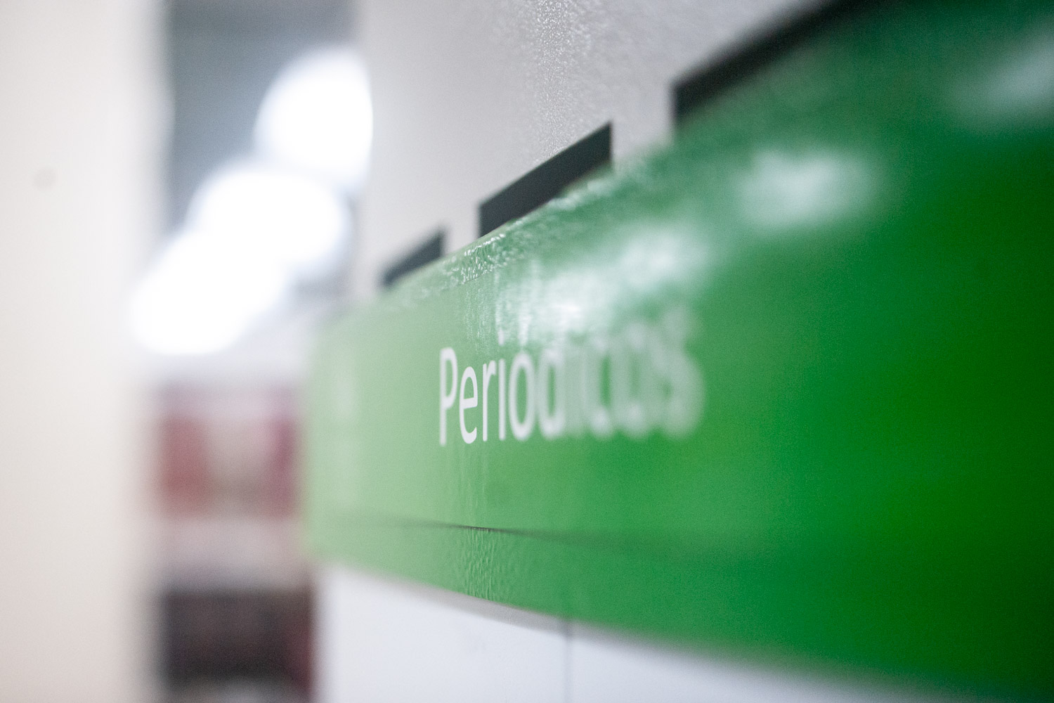 Fotografia mostra seção com periódicos guardados em estantes na Biblioteca Central da UFRGS. Em Brasilia, no Distrito Federal, a CAPES alterou regras de qualificação de Qualis para a produção intelectual.