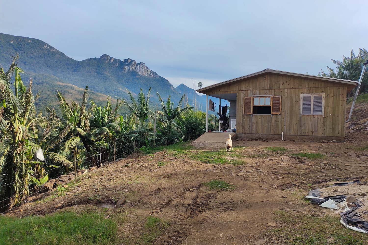 Fotografia mostra casa simples localizada em área de risco de tragédia ambiental mapeada por pesquisas do Instituto de Pesquisas Hidráulicas da UFRGS