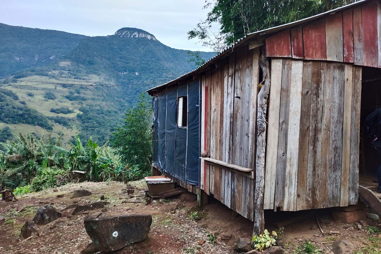 Fotografia mostra casa simples localizada em área de risco de tragédia ambiental mapeada por pesquisas do Instituto de Pesquisas Hidráulicas da UFRGS