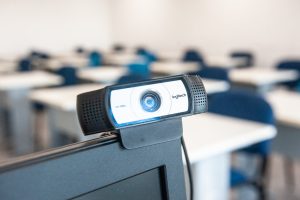 Fotografia mostra câmera para transmissão de atividade de educação em sala de aula como ilustração para artigo editorial da gestão da Universidade Federal do Rio Grande do Sul sobre a inserção do ensino público federal nos programas de Educação a Distância (EAD)