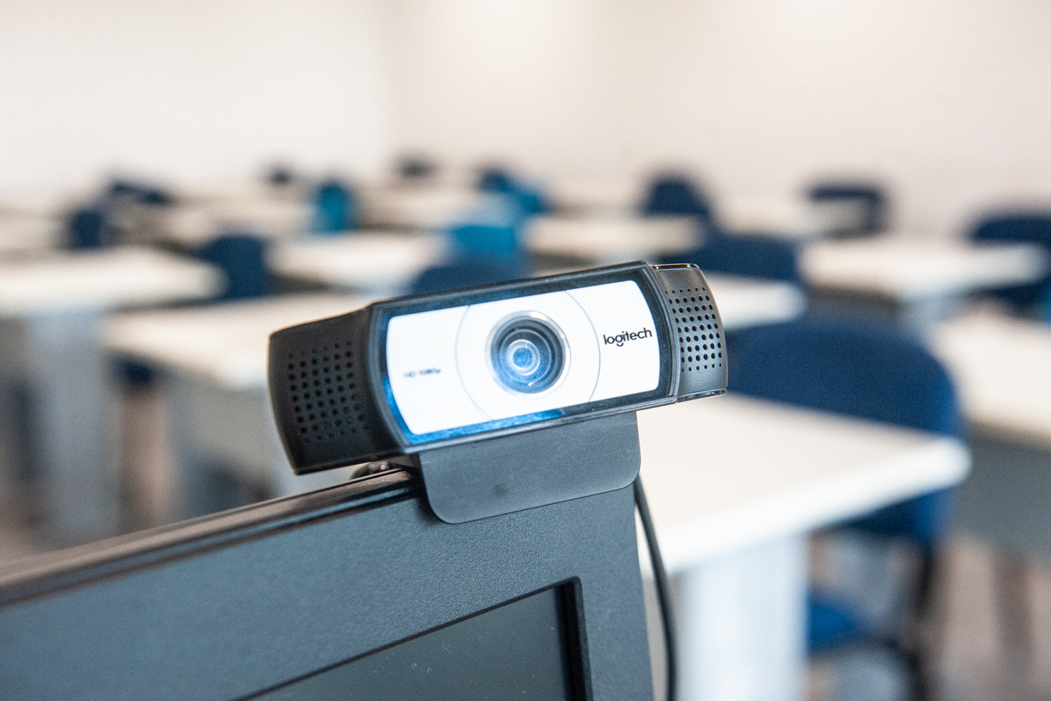 Fotografia mostra câmera para transmissão de atividade de educação em sala de aula como ilustração para artigo editorial da gestão da Universidade Federal do Rio Grande do Sul sobre a inserção do ensino público federal nos programas de Educação a Distância (EAD)
