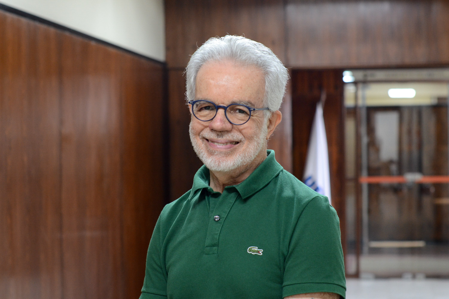 Fotografia mostra o médico Carlos Dora em entrevista para o Jornal da Universidade. Dora foi coordenador de Saúde e Meio Ambiente na Organização Mundial da Saúde (OMS) e atualmente é professor da Universidade de Nova York (NYU)