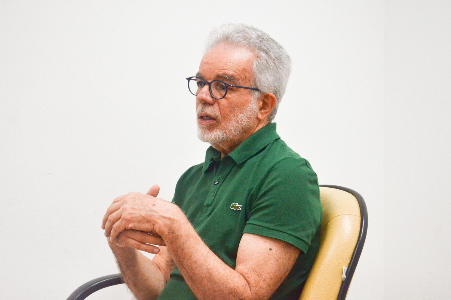 Fotografia mostra o médico Carlos Dora em entrevista para o Jornal da Universidade. Dora foi coordenador de Saúde e Meio Ambiente na Organização Mundial da Saúde (OMS) e atualmente é professor da Universidade de Nova York (NYU)