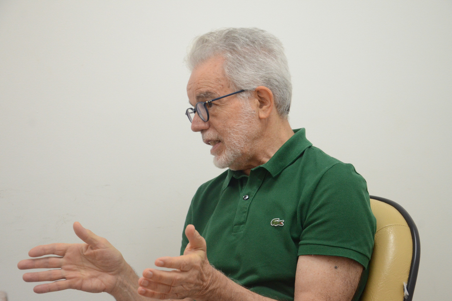 Fotografia mostra o médico Carlos Dora em entrevista para o Jornal da Universidade. Dora foi coordenador de Saúde e Meio Ambiente na Organização Mundial da Saúde (OMS) e atualmente é professor da Universidade de Nova York (NYU)