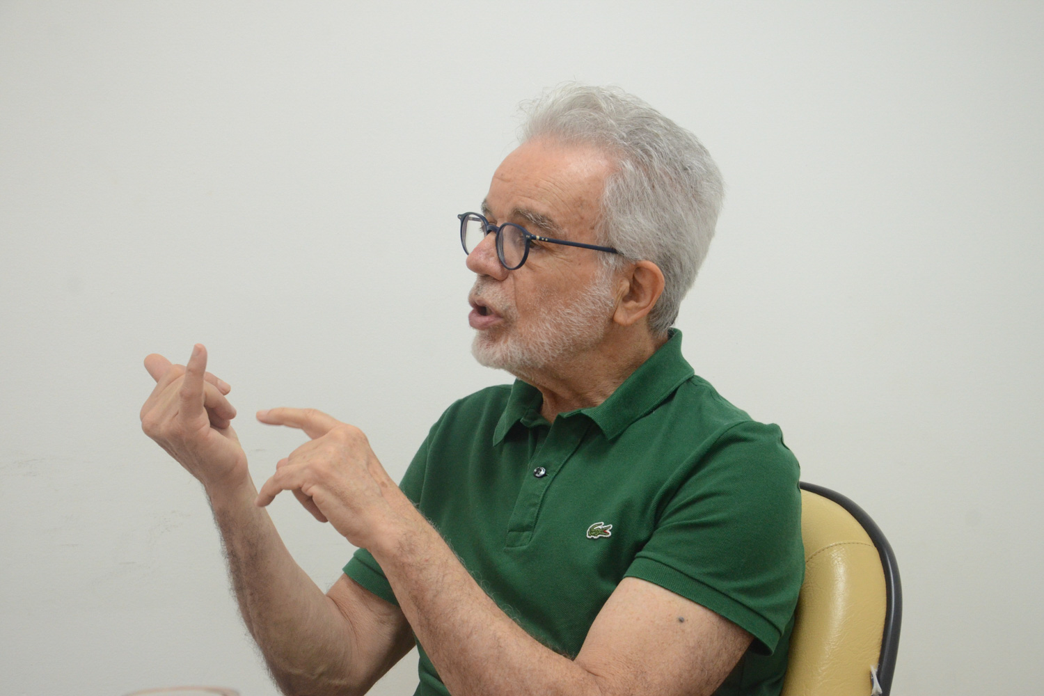 Fotografia mostra o médico Carlos Dora em entrevista para o Jornal da Universidade. Dora foi coordenador de Saúde e Meio Ambiente na Organização Mundial da Saúde (OMS) e atualmente é professor da Universidade de Nova York (NYU)