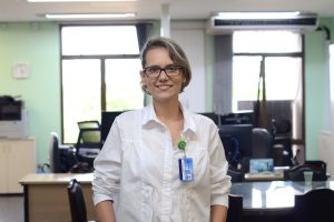 Alynni Ávila de pé no centro da sua sala.
