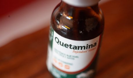 Fotografia mostra fraco do anestésico Cetamina/Quetamina utilizado em pesquisa que aponta sua indicação no tratamento de problemas de depressão