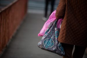Proibir sacolas plásticas é uma boa alternativa para reduzir a poluição oceânica e diminuir o uso de...