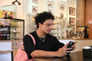 Influenciadores negros têm menor alcance no TikTok devido ao algoritmo