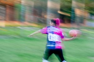 Entre raízes e recomeços, o kickingball fortalece redes de acolhimento entre mulheres imigrantes em ...