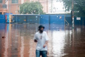 Ecoansiedade revela como a crise climática afeta a saúde mental dos jovens gaúchos no pós-enchente