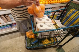Inflação desacelera, mas serviços ainda pressionam
