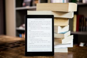 livros empilhados e kindle.
