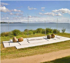 Waltércio Caldas<br /><em>Espelho Rápido</em>, 2005<br />Pedra, Concreto e Aço Inoxidável<br />Orla do Guaíba