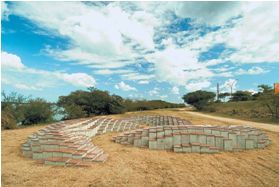 Mauro Fuke<br /><em>Sem Título</em>, 2005<br />Granito e concreto armado<br />Orla do Guaíba