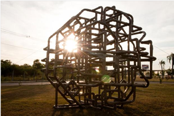 Artemosfera, 2011<br />Título da obra: Esfera 3D Pipe<br />Instalação: Tubos de plástico pvc, rebites, cola e cabos de aço<br />Autor: Mauro Fuke<br />Local: Rótula Severo Dullius, Bairro São João