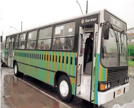 Carlos Cruz-Diez (Venezuela).<br /><em>Cromo-bus</em>, 1997.<br />Intervenção em linha de ônibus:<br />pintura feita com tiras de PVA adesivas.
