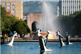 Artemosfera, 2011<br />Título da obra: Pias, Noivas da Redenção<br />Escultura: fibra de vidro<br />Autor: Felix Bressan<br />Local: Espelho d'água, Parque Farroupilha, Bairro Bomfim